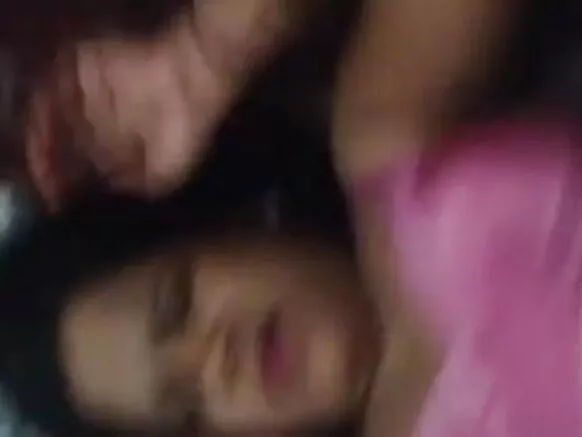 Boojuu guddaa bilchaataa Aantii Hindii porn rifeensa qaama saalaa keessatti cimtee fucked.