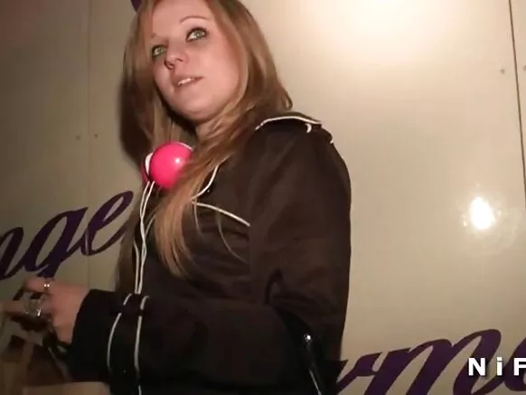 Anal jalqabaa dargaggeessa amateur super anals keessatti kilabii swingers keessatti.