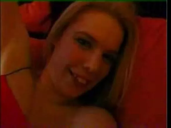 Viidiyoo qaama saalaa xuraa'aa dhukkubsataa shamarran Biriteen, urjiilee porno Amanda fi Kelly wal qunnamtii saalaa raawwachuu.