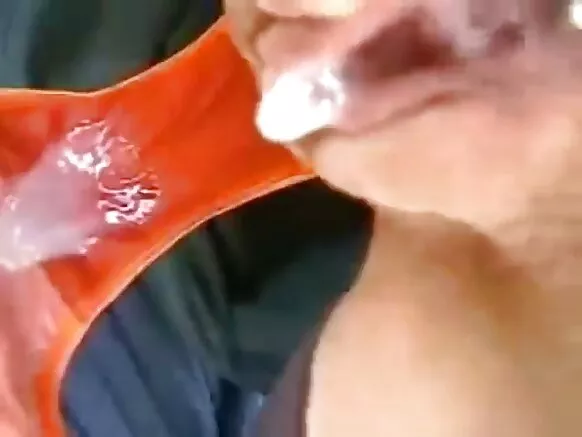 Anal farting kan qaama saalaa guddaa isparmii waliin anal panties keessatti.