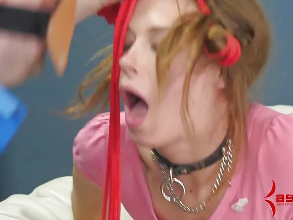 Alexa Nova hafuura baafachaa, harma ishee diriirsitee, miila ishee fucking, fi afaan ishee keessatti orgasm anal mana keessatti tolfame qabdi.
